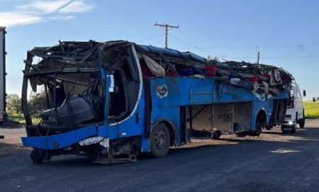 Acidente com ônibus deixa seis mortos e 45 feridos na BR-153, em Marília