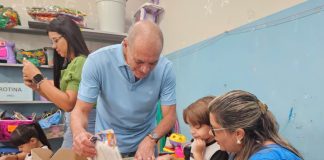 Prefeitura de Prudente entrega kits escolares a alunos da rede municipal