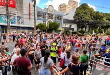 Usuários de ônibus fazem protesto pacífico em frente à prefeitura e cobram mudanças no novo sistema