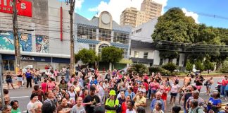 Usuários de ônibus fazem protesto pacífico em frente à prefeitura e cobram mudanças no novo sistema