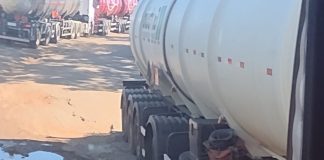 Motoristas denunciam más condições em via de acesso à distribuidora de combustíveis em Presidente Prudente