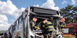 Acidente entre ônibus e caminhão deixa mais de 10 feridos na Rodovia Raposo Tavares