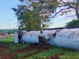 Caminhão com etanol capota e rodovia é interditada por risco de explosão em Teodoro Sampaio