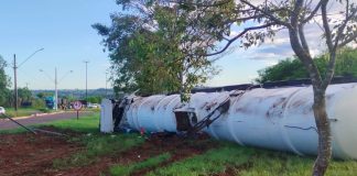 Caminhão com etanol capota e rodovia é interditada por risco de explosão em Teodoro Sampaio