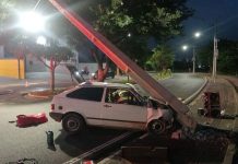 Seis carros batem em postes em menos de duas semanas na região de Prudente