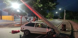 Seis carros batem em postes em menos de duas semanas na região de Prudente