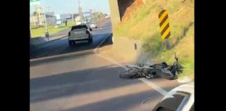 Motociclista morre após perder controle da direção e bater em poste na avenida Manoel Goulart