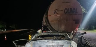 Jovem de 25 anos morre após carro bater em carreta e pegar fogo em rodovia de Prudente
