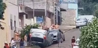 Motorista com criança dentro do carro desvia de moto, colide com outro veículo e capota no Jardim Cinquentenário