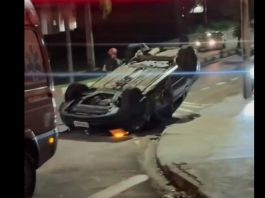 ASSISTA: Carro atinge caçamba e capota na avenida Paulo Marcondes