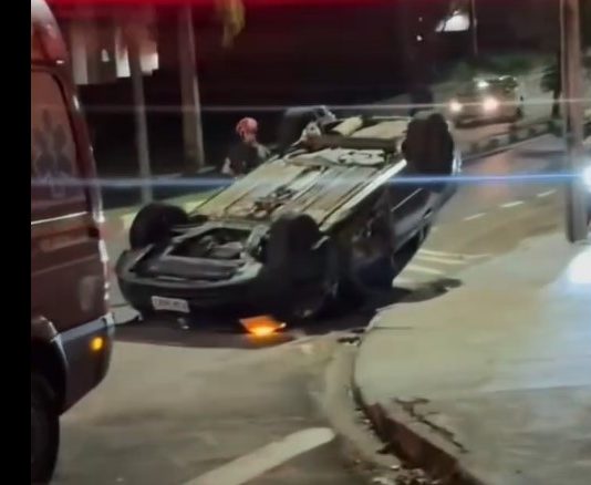 ASSISTA: Carro atinge caçamba e capota na avenida Paulo Marcondes