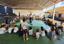 Sicoob Paulista une celebrações ao doar livros e chocolates para instituições de Presidente Prudente