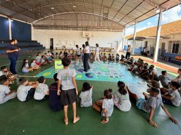 Sicoob Paulista une celebrações ao doar livros e chocolates para instituições de Presidente Prudente