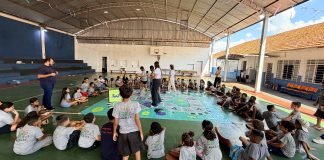 Sicoob Paulista une celebrações ao doar livros e chocolates para instituições de Presidente Prudente