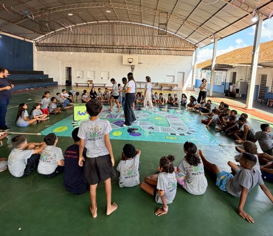 Sicoob Paulista une celebrações ao doar livros e chocolates para instituições de Presidente Prudente