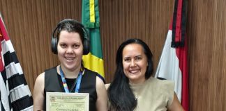ABRIL AZUL: Vereadora Sara Lopes homenageia jovem autista que lança livro inspirador
