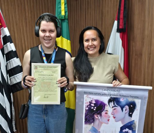 ABRIL AZUL: Vereadora Sara Lopes homenageia jovem autista que lança livro inspirador