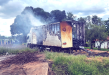 Faíscas de serra elétrica causam incêndio em caminhão às margens de rodovia na região