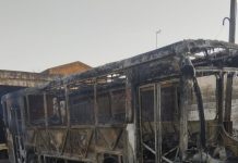 Incêndio destrói veículos após começar em ônibus abandonado em Flora Rica