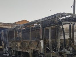 Incêndio destrói veículos após começar em ônibus abandonado em Flora Rica