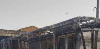 Incêndio destrói veículos após começar em ônibus abandonado em Flora Rica