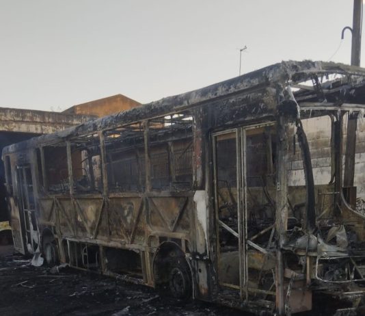 Incêndio destrói veículos após começar em ônibus abandonado em Flora Rica
