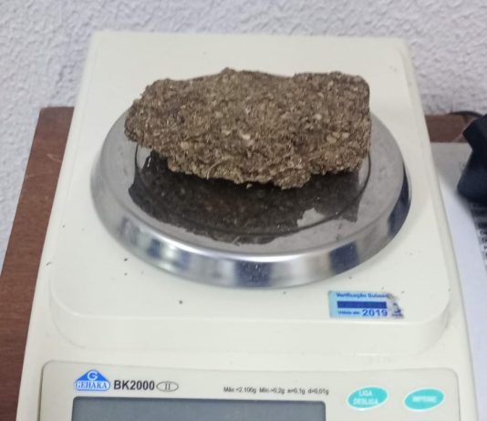 Mulher é presa ao tentar entrar com droga escondida em cobertor em delegacia de Presidente Prudente