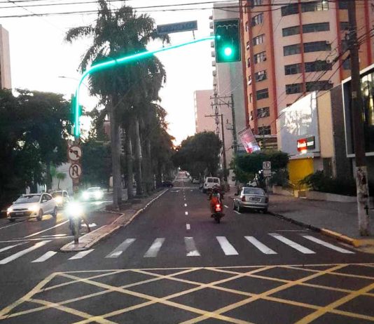 Semob inicia implantação de novo sistema de semáforo com onda verde na avenida Washington Luiz