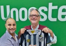 Marcelo Trovani presenteia reitor da Unoeste com camisa do Santos autografada por Neymar Jr.