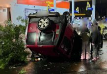 Carro capota após bater em árvore na Avenida JK, em Presidente Prudente