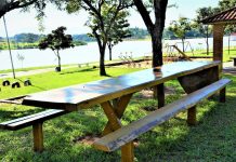 Secretaria de Turismo instala mesas de madeira no Balneário da Amizade e no Parque do Povo