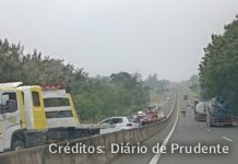 Idosa de 60 anos perde o controle de carro e bate em mureta da Assis Chateaubriand