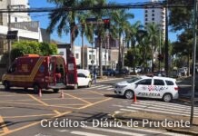 Carro “fura” semáforo e atinge motociclista no centro de Presidente Prudente