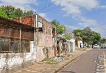 Casa abandonada há duas décadas é demolida após decisão judicial em Presidente Prudente