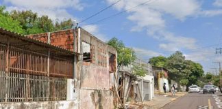 Casa abandonada há duas décadas é demolida após decisão judicial em Presidente Prudente