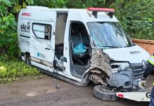 Ambulância de Adamantina colide com caminhão após rompimento de pneu na Marechal Rondon