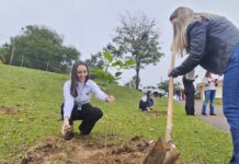 Grupo Athia encerra Campanha Junho Verde com plantio no Balneário da Amizade