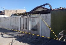 Carreta com caixa-d’água atinge rede elétrica e provoca interdição de rua em Martinópolis