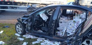Transportando R$ 100 mil em cigarros contrabandista bate carro de frente com carreta e morre em Rosana