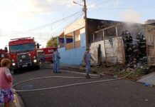 Casa abandonada é destruída por incêndio na Vila Brasil em Presidente Prudente