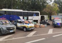 Polícia Rodoviária apreende quase R$ 800 mil em drogas e mercadorias ilegais durante fiscalização em Prudente