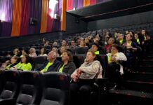 Sessão de cinema reúne idosos de Prudente em atividade de lazer e convivência
