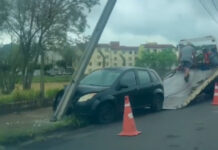 Carro colide contra poste e causa danos à estrutura