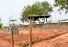 Secretaria de Obras inicia construção de base para novo playground no bairro João Domingos Netto