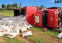 Caminhão carregado com ração tomba em acesso à Raposo Tavares em Álvares Machado