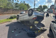 Carro capota e deixa uma pessoa ferida na Avenida Ana Jacinta em Presidente Prudente