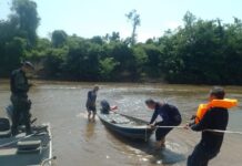 Polícia Ambiental resgata dois pescadores após naufrágio no Rio Aguapeí, em Pacaembu