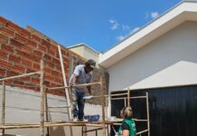 Em Presidente Venceslau, Energisa alerta trabalhadores da construção civil sobre riscos da rede elétrica