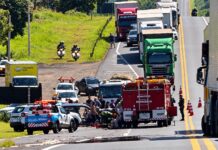 Tentativa de ultrapassagem provoca colisão frontal e deixa cinco feridos em rodovia de Martinópolis